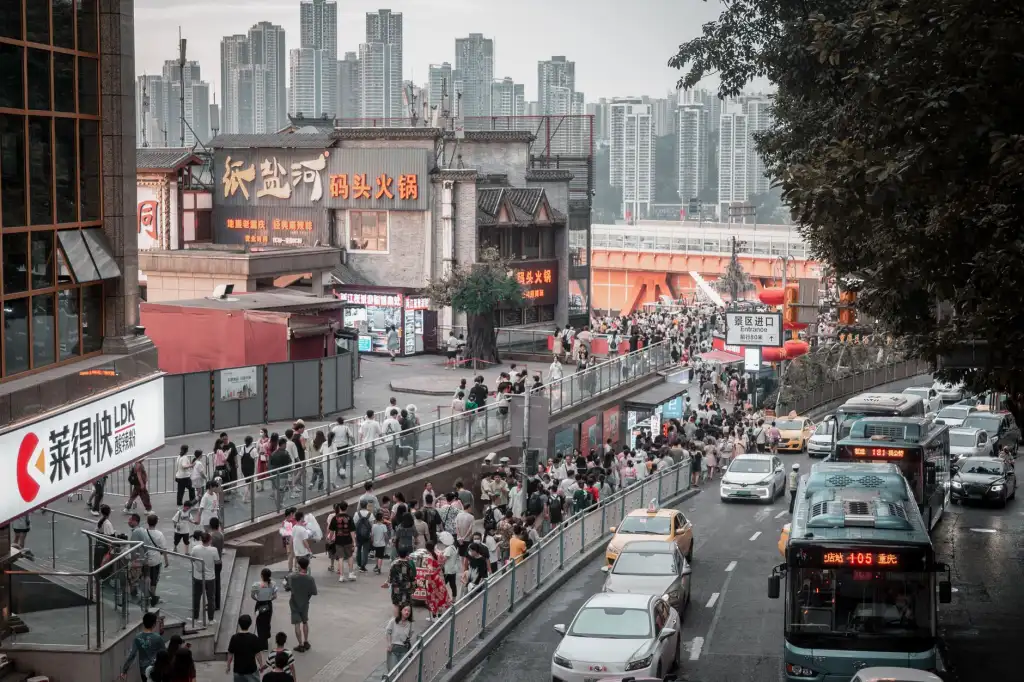 深圳科技研发外包服务对比：自建团队与专业软件开发的成本效率分析