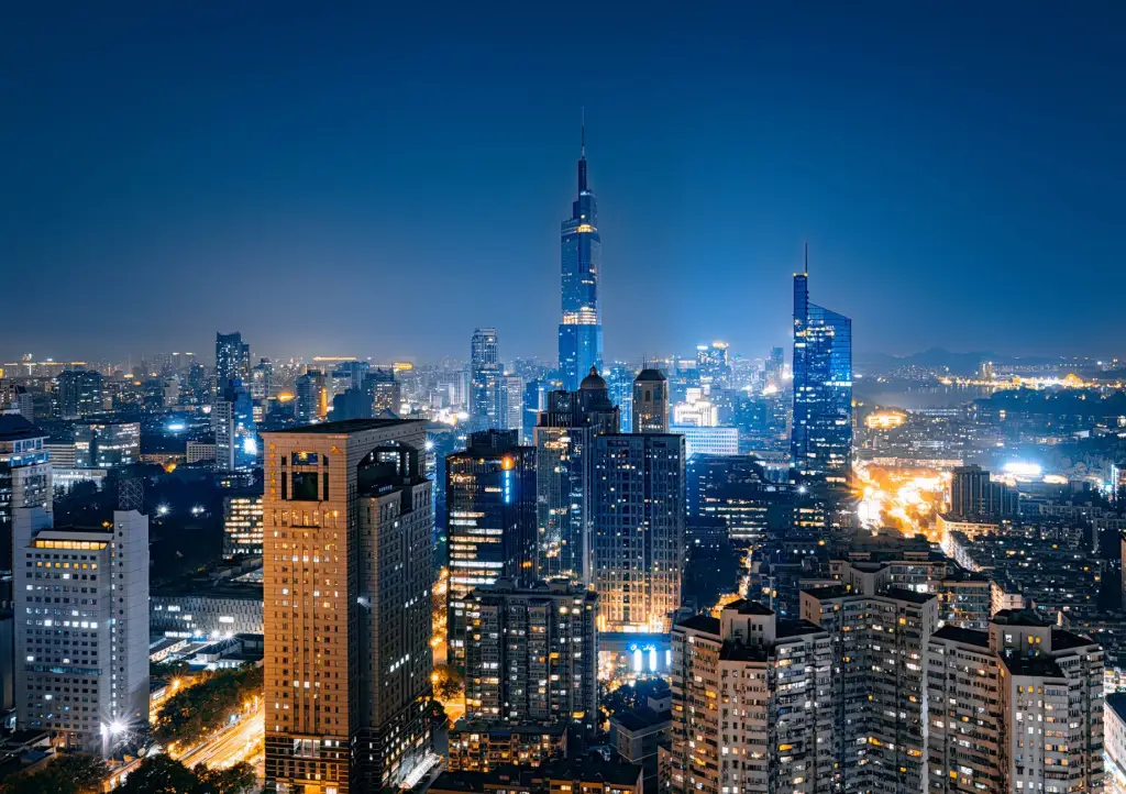 萤火漫境软件开发技术方案对比：定制开发与成熟框架的适用场景