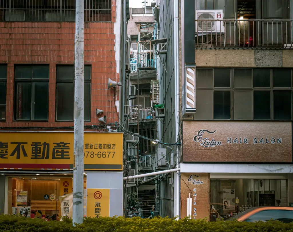 企业技术方案选型对比：定制开发与标准化产品优劣分析